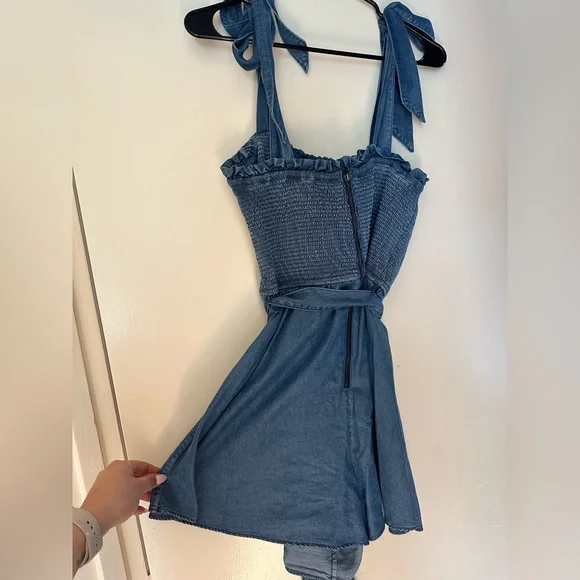 EUC ALICE + OLIVIA SOLD OUT ROZ SMOCKED CHAMBRAY ROMPER SZ 10 - Picture 9 of 10